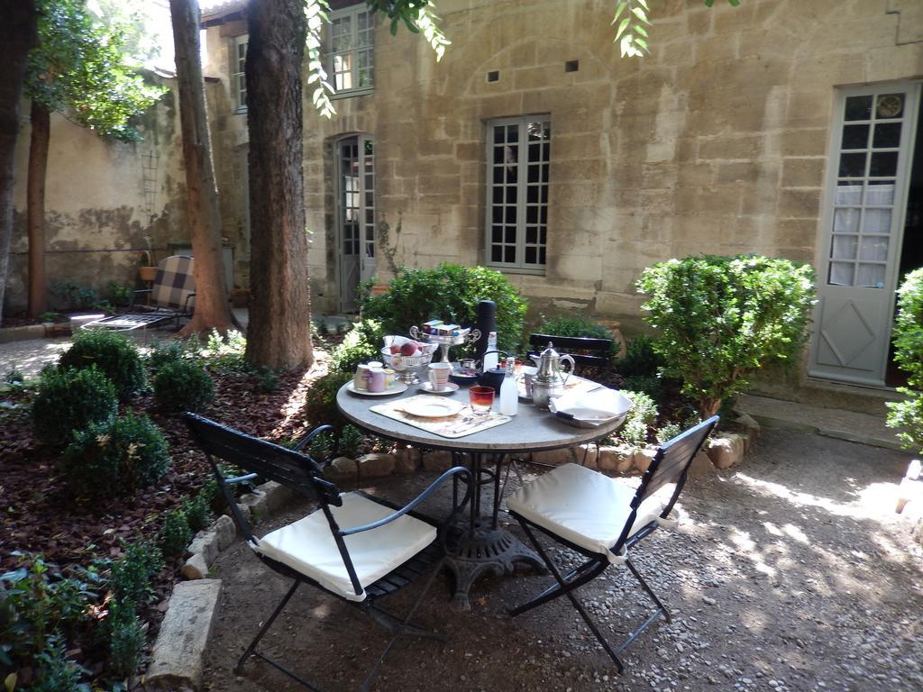 Face Au Palais Bed & Breakfast Avinyon Oda fotoğraf